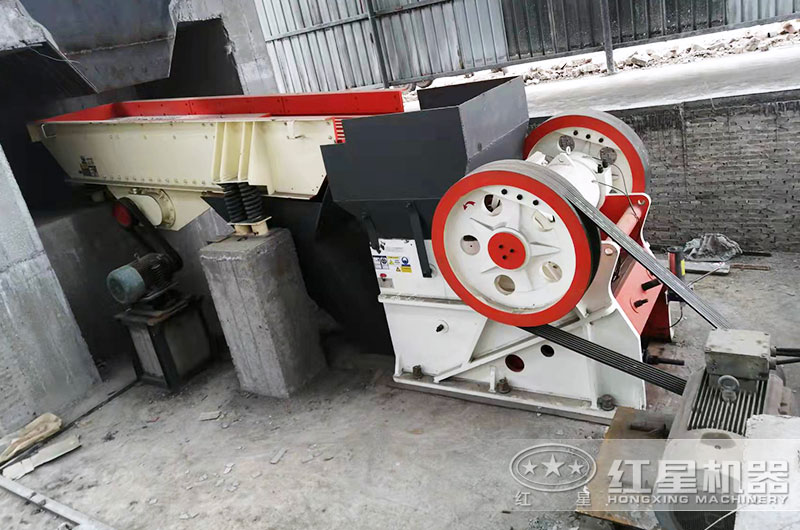 花崗巖破碎生產(chǎn)線,使用鄂破機 花崗巖破碎生產(chǎn)線,使用鄂破機