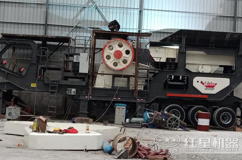移動顎式破碎機現(xiàn)場 移動顎式破碎機現(xiàn)場