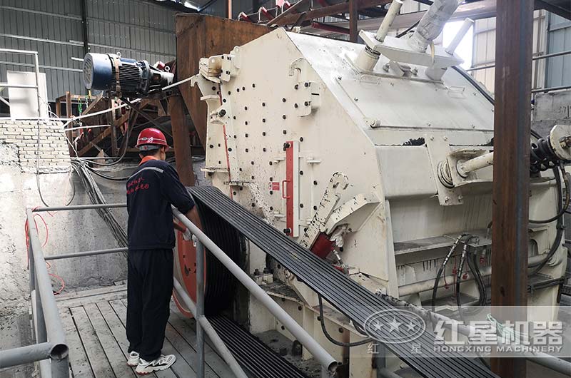 項目二期現(xiàn)場CI反擊式破碎機(jī) 項目二期現(xiàn)場CI反擊式破碎機(jī)