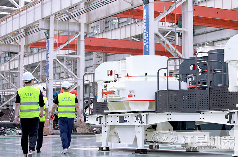 客戶下單之前來廠參觀，工程師全程陪伴講解