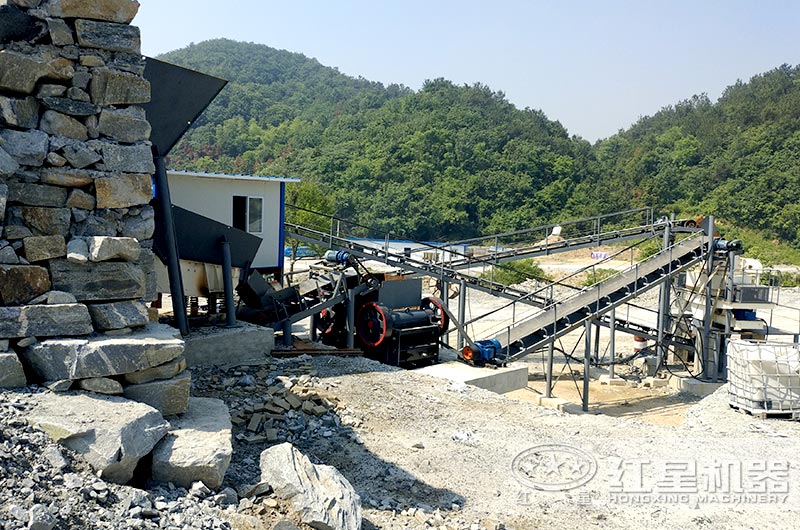 顎式細破碎機破碎現場，搭配制砂機使用